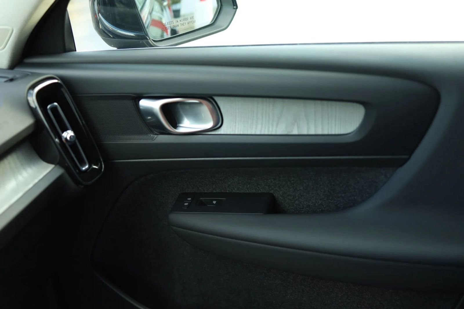 Used 2025 Volvo XC40 B5 Core image 30