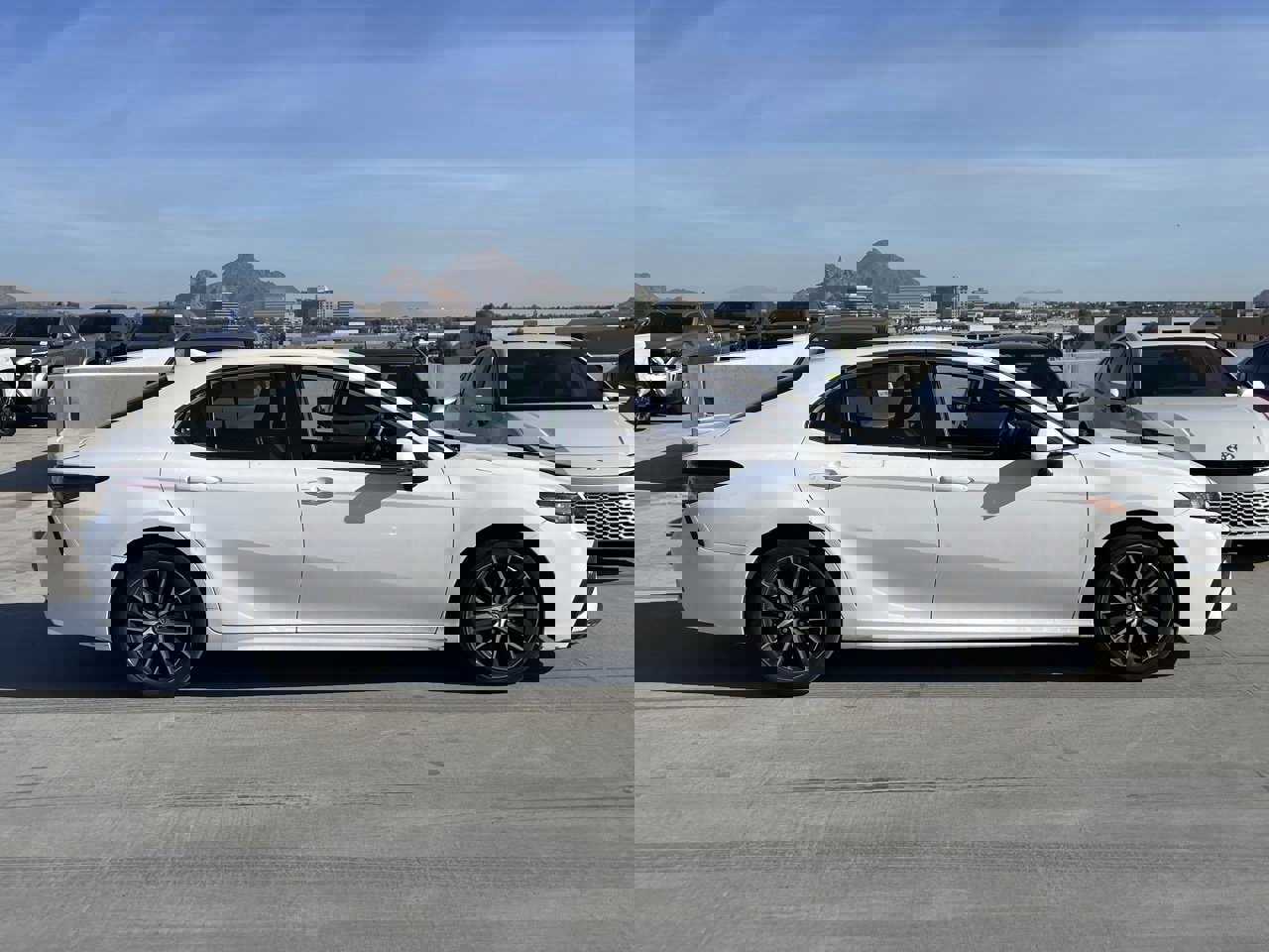 Used 2024 Toyota Camry SE image 3