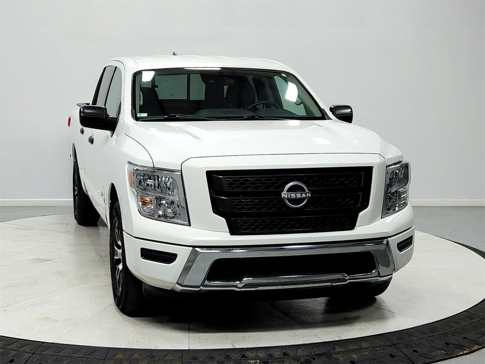 Used 2023 Nissan Titan SV image 2