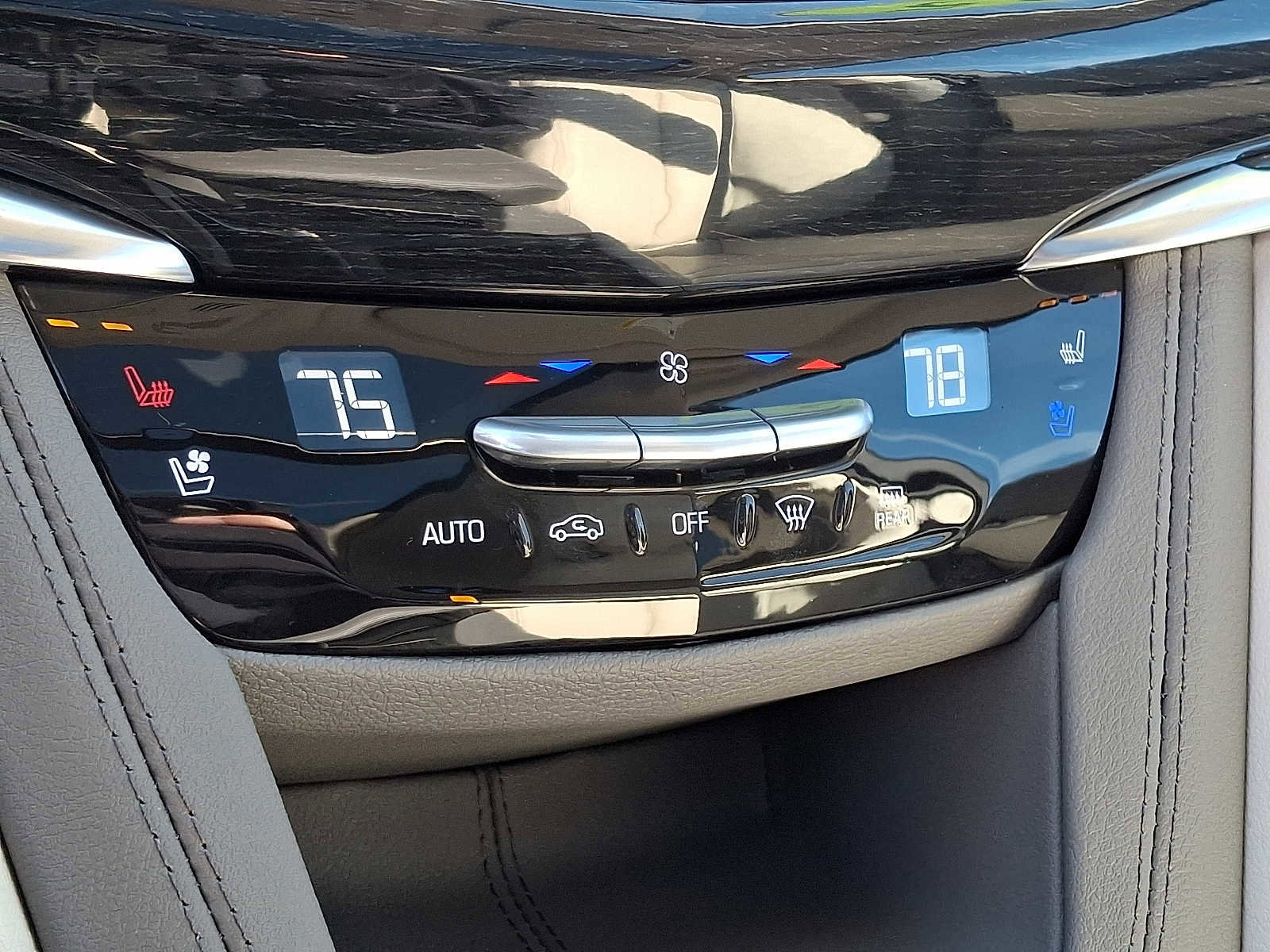 Used 2025 Cadillac XT6 Premium Luxury image 16