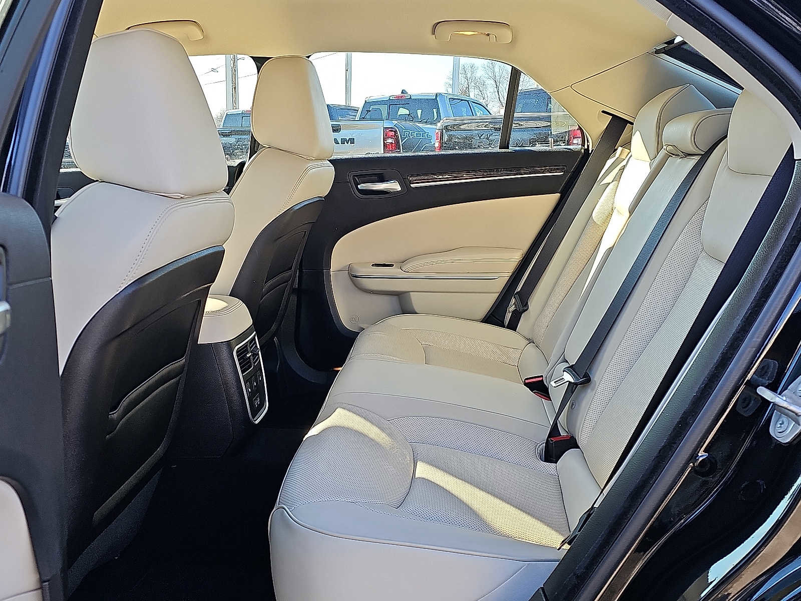 Used 2023 Chrysler 300 Touring L w/ Comfort Group image 10