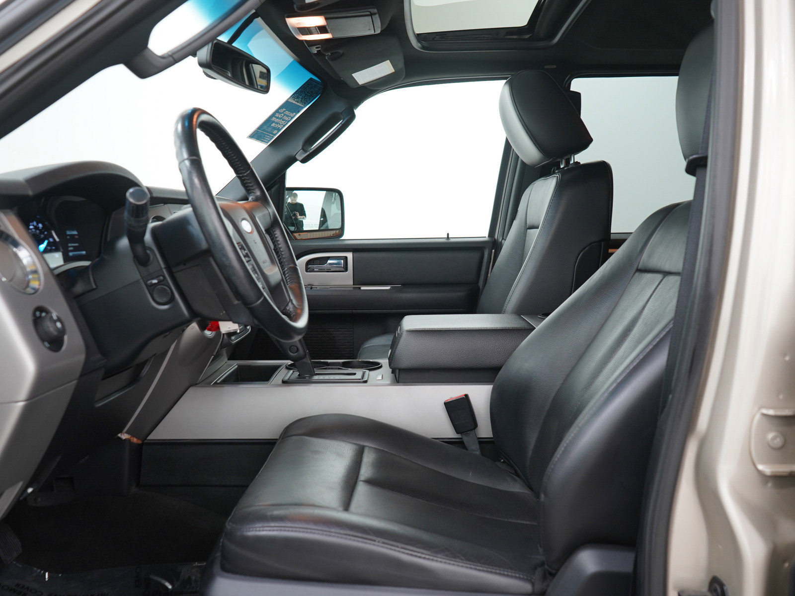 Used 2017 Ford Expedition XLT w/ Equipment Group 202A AWD/4WD image 29