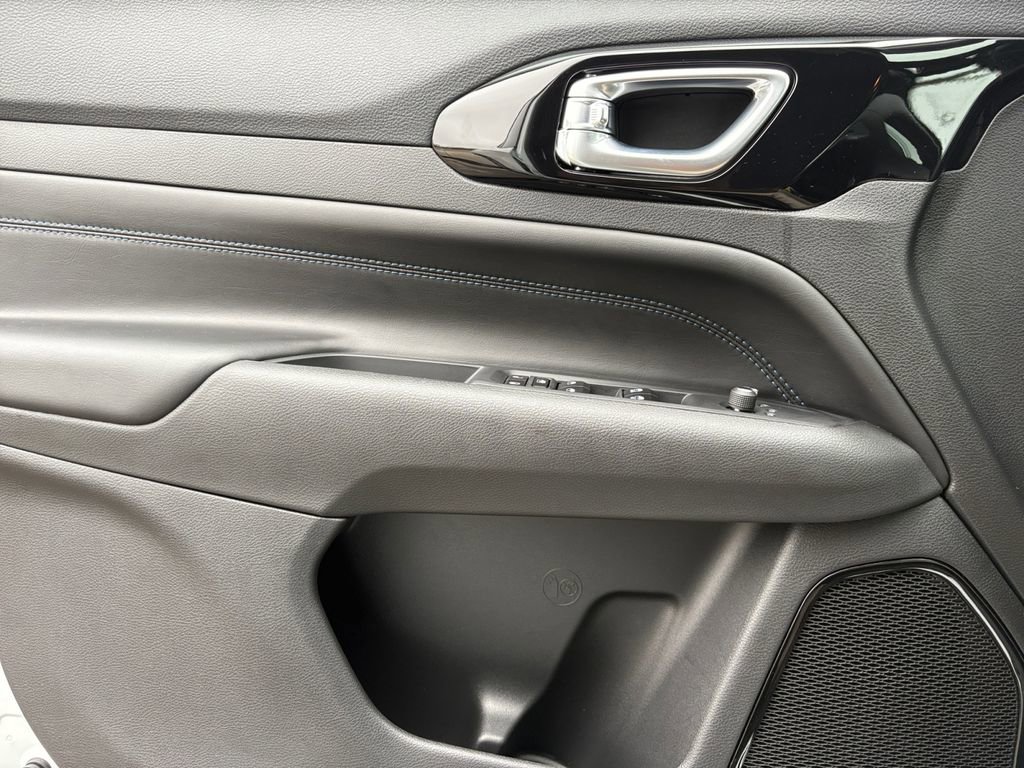 New 2026 Jeep Compass Latitude image 12