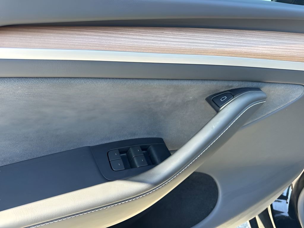 Used 2025 Tesla Model Y Long Range RWD image 29