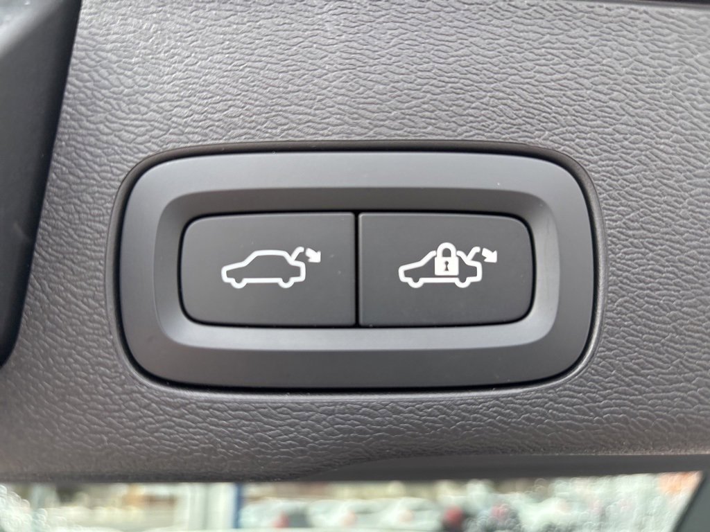 Certified 2024 Volvo XC60 B5 Ultimate w/ Protection Package Premier image 42