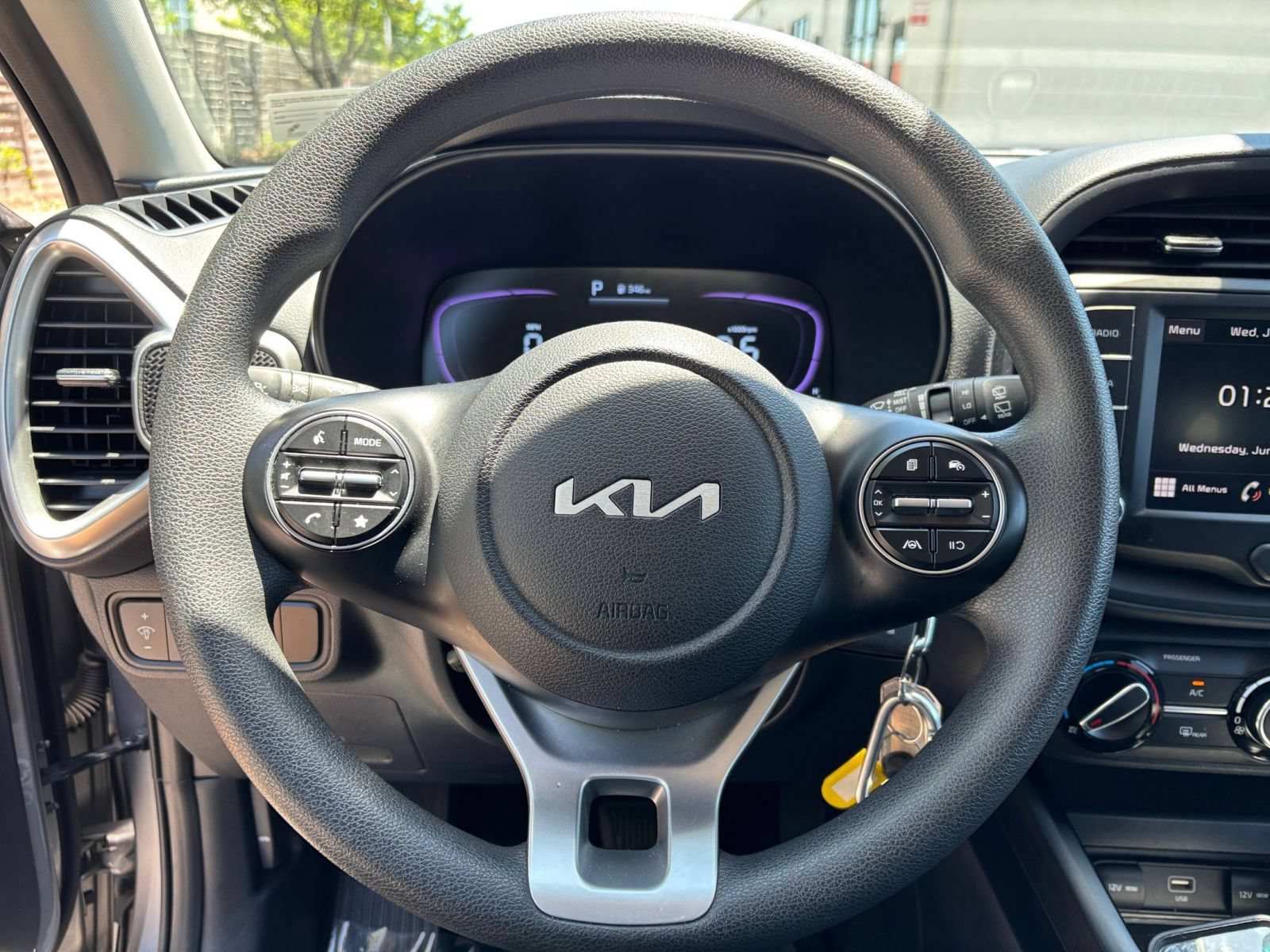 Used 2025 Kia Soul LX w/ LX Technology Package FWD image 27