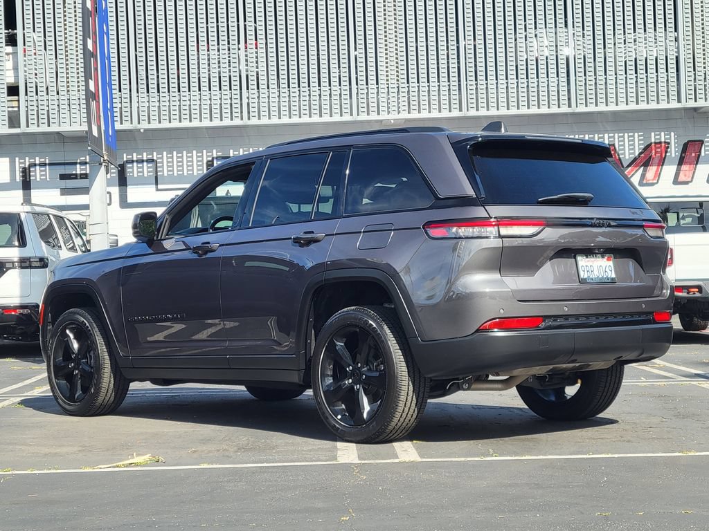 Used 2022 Jeep Grand Cherokee Altitude RWD image 2