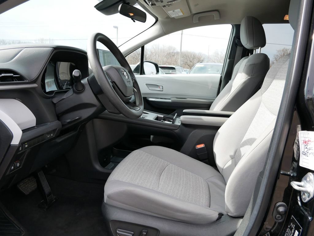 Used 2025 Toyota Sienna LE FWD image 13