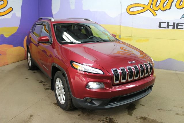 Used 2017 Jeep Cherokee Latitude w/ Cold Weather Group AWD/4WD image 2