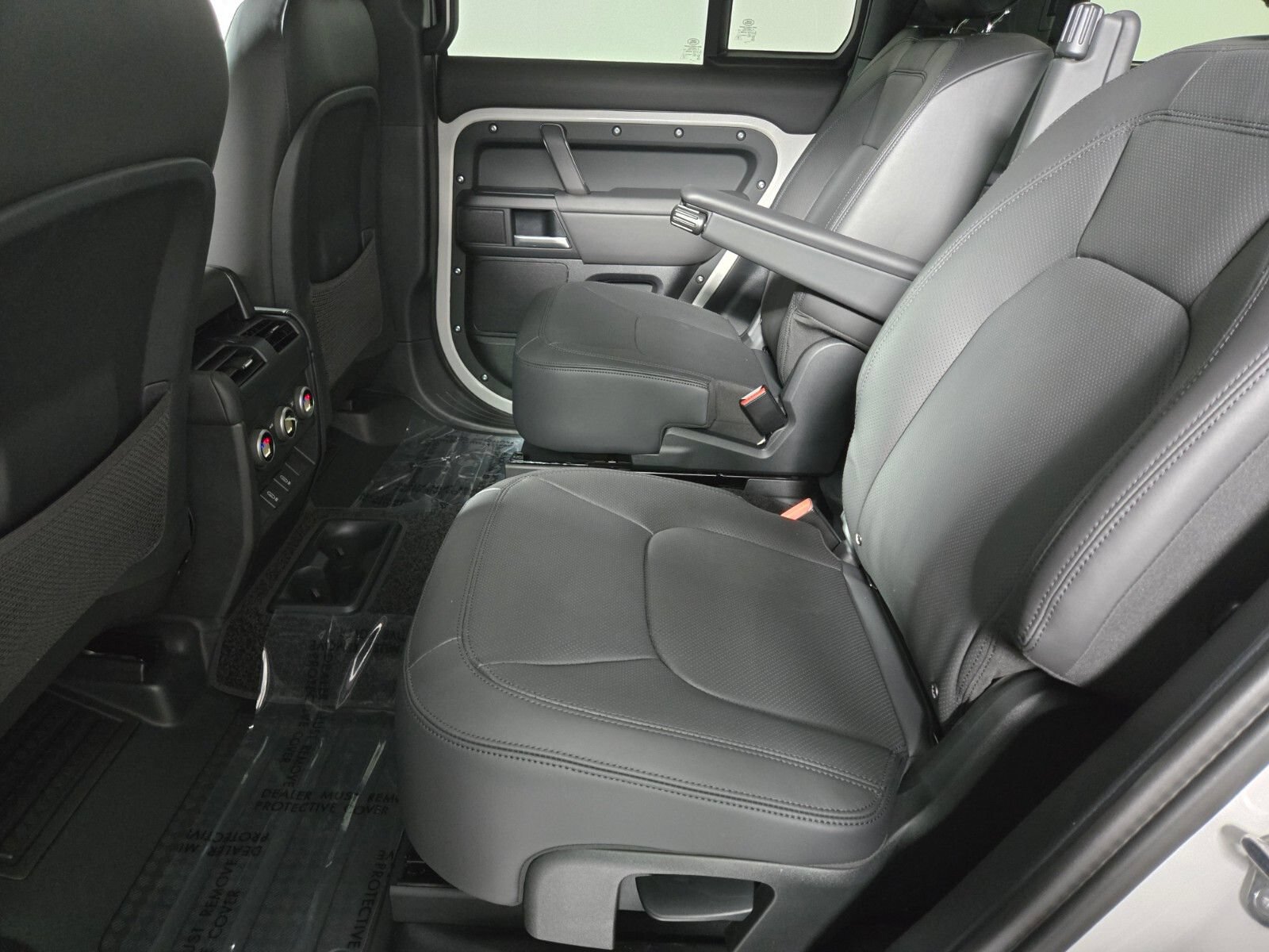 New 2026 Land Rover Defender 130 X-Dynamic SE AWD/4WD image 5
