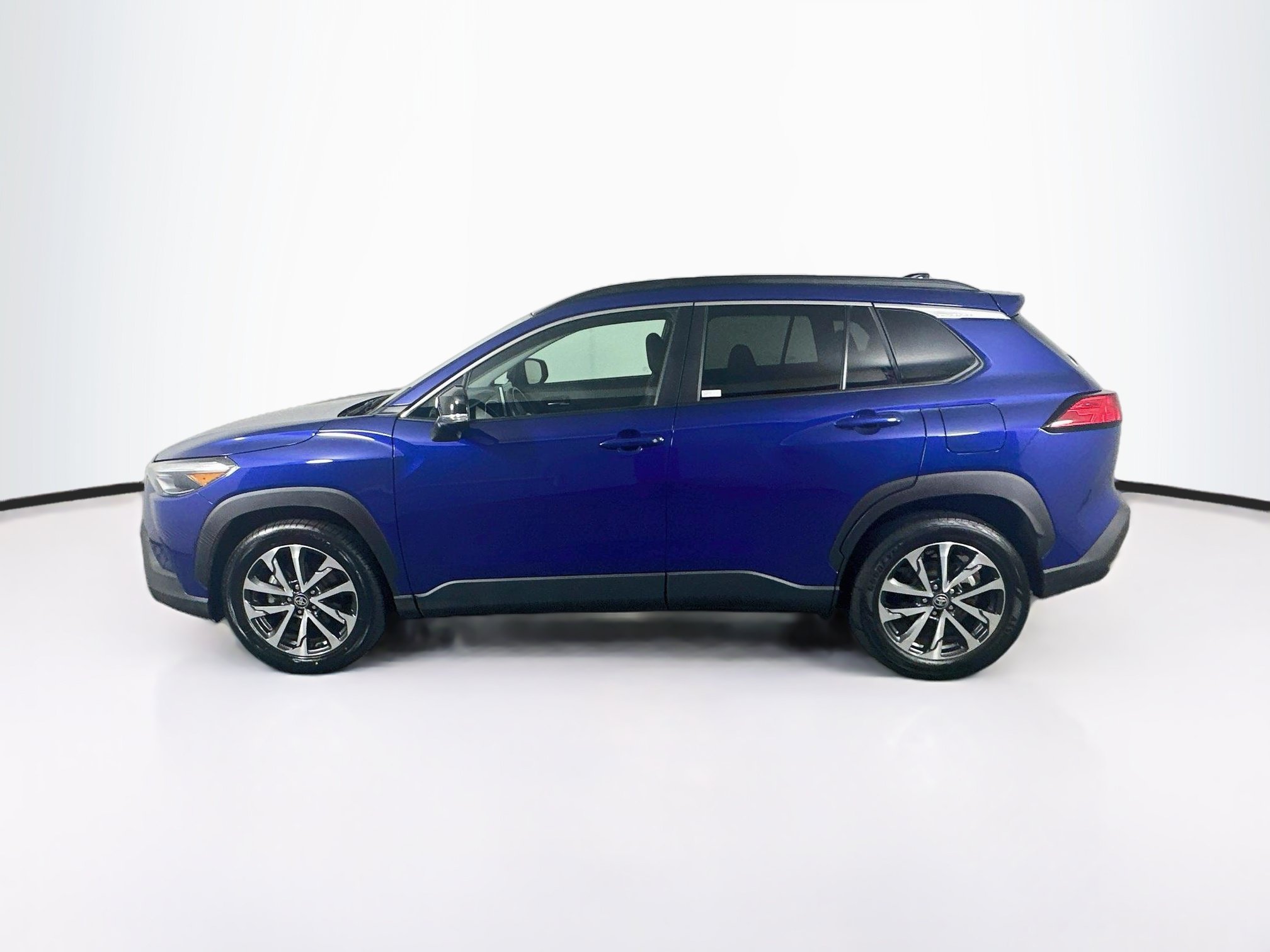 Used 2025 Toyota Corolla Cross XLE FWD image 4