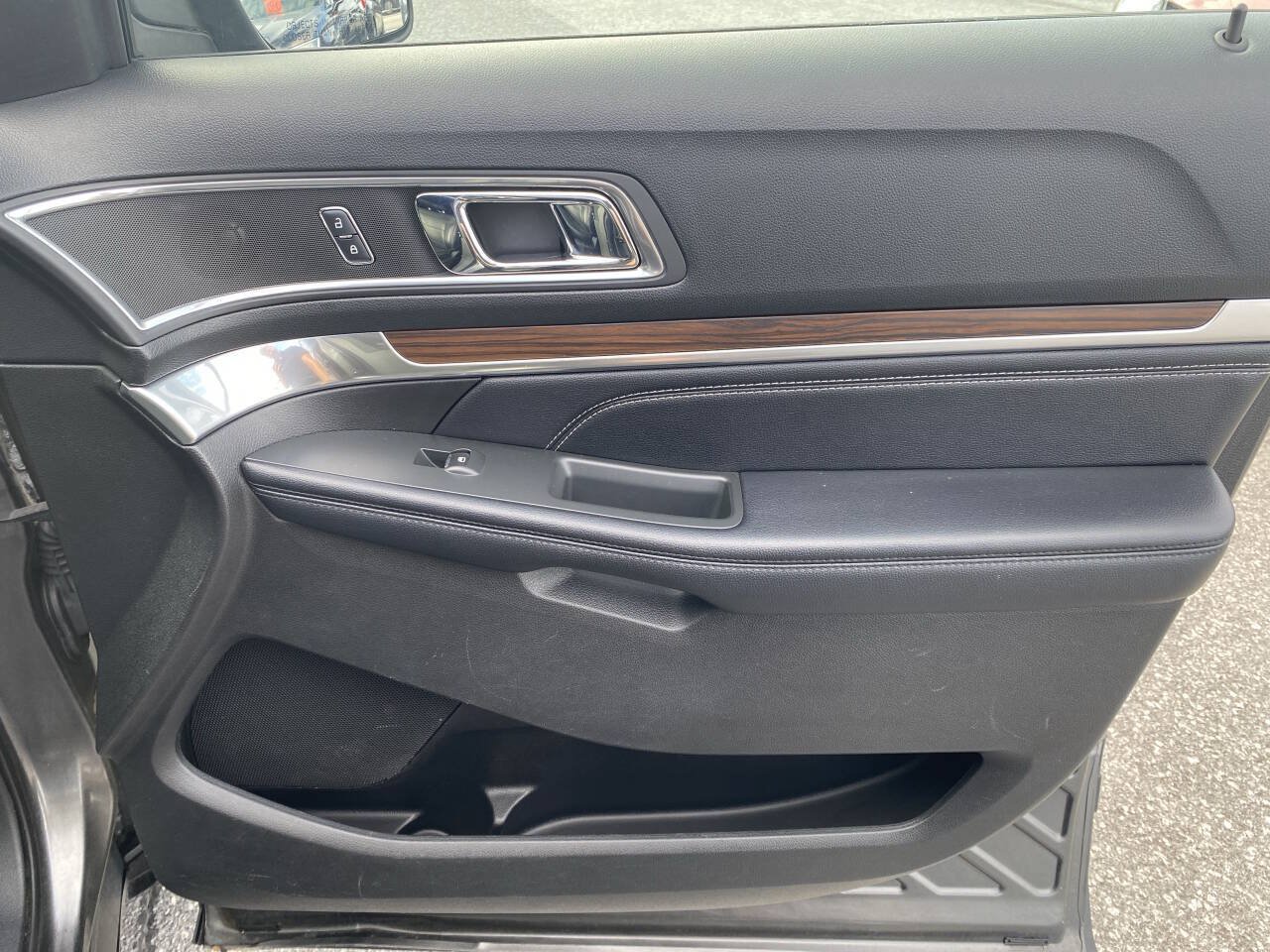 Used 2017 Ford Explorer Limited AWD/4WD image 17