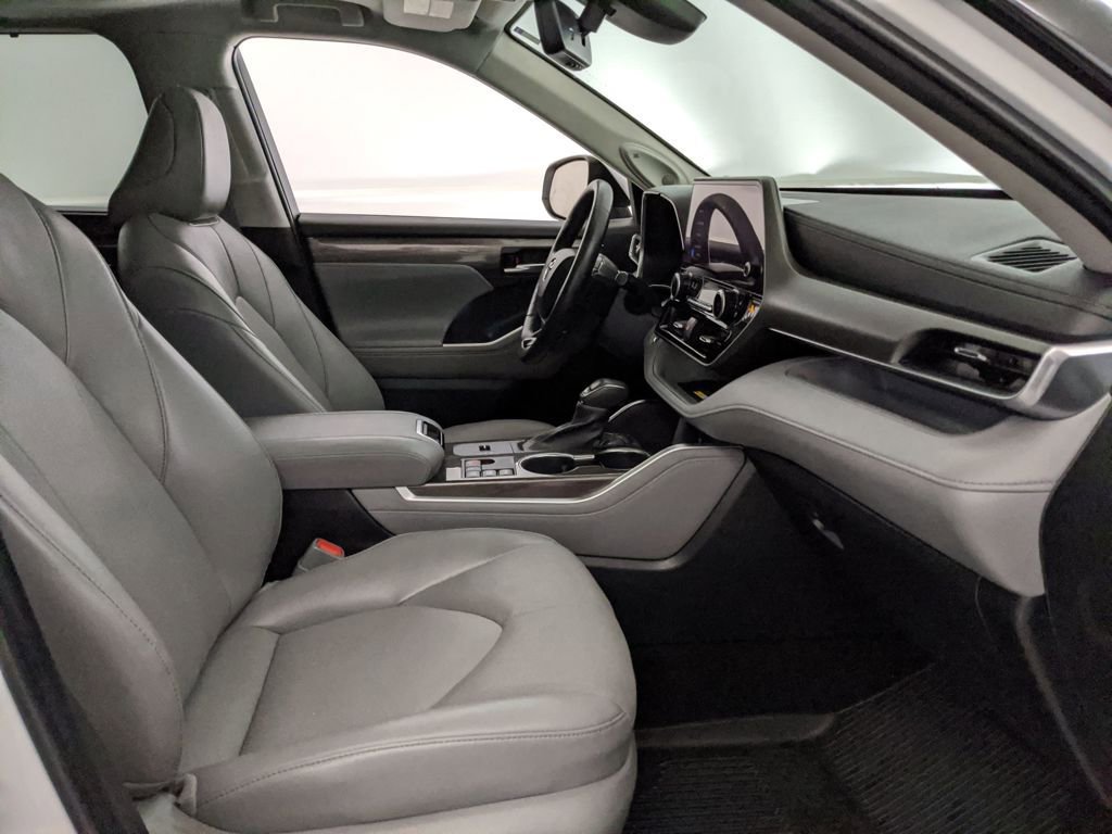 Used 2023 Toyota Highlander Limited image 27