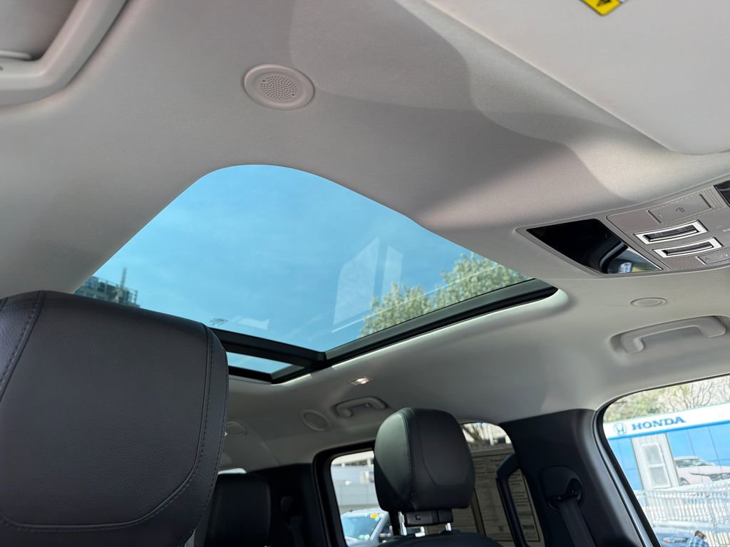 Used 2023 Land Rover Defender 130 S image 12