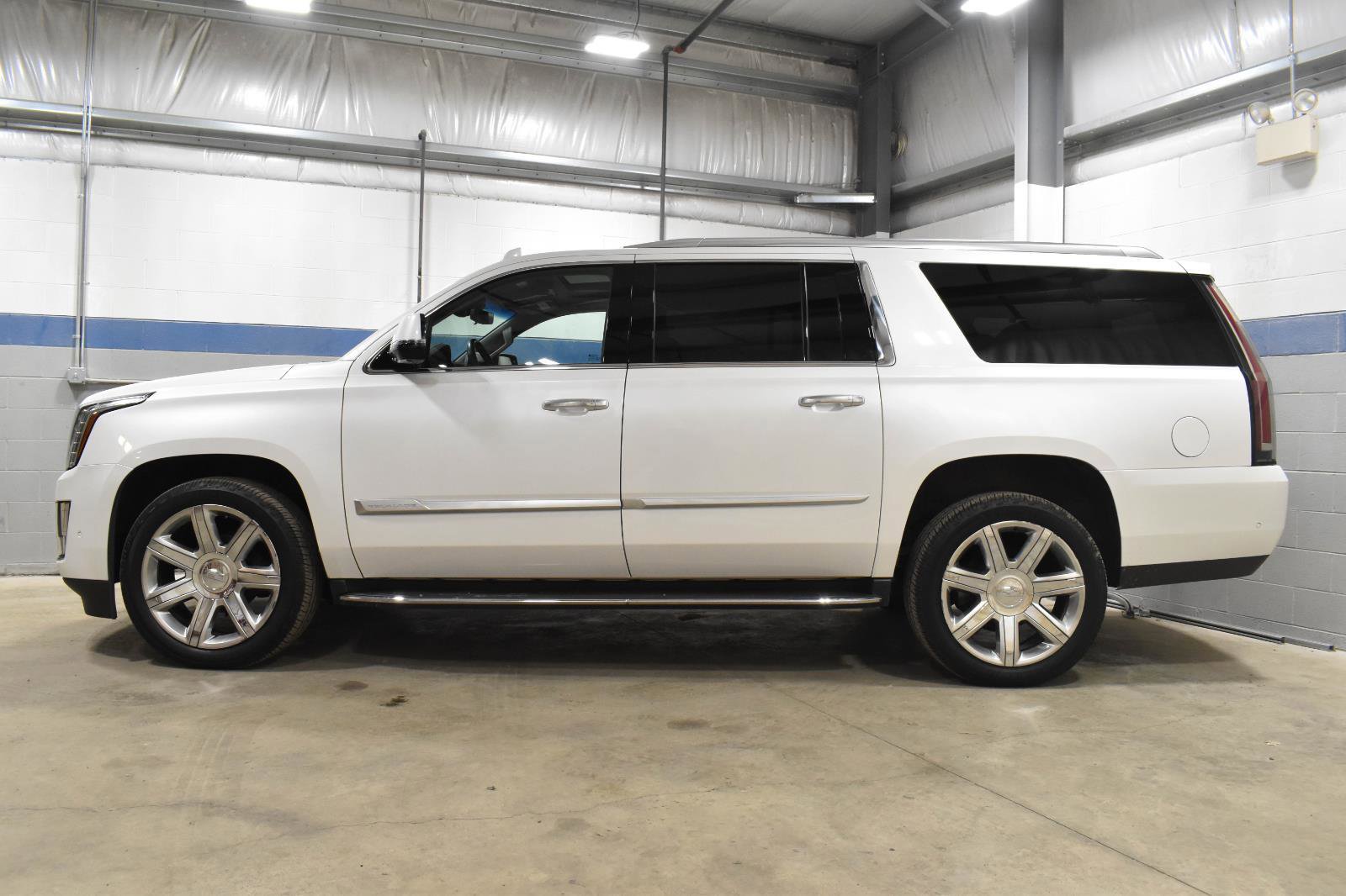 Used 2020 Cadillac Escalade ESV Luxury AWD/4WD image 25