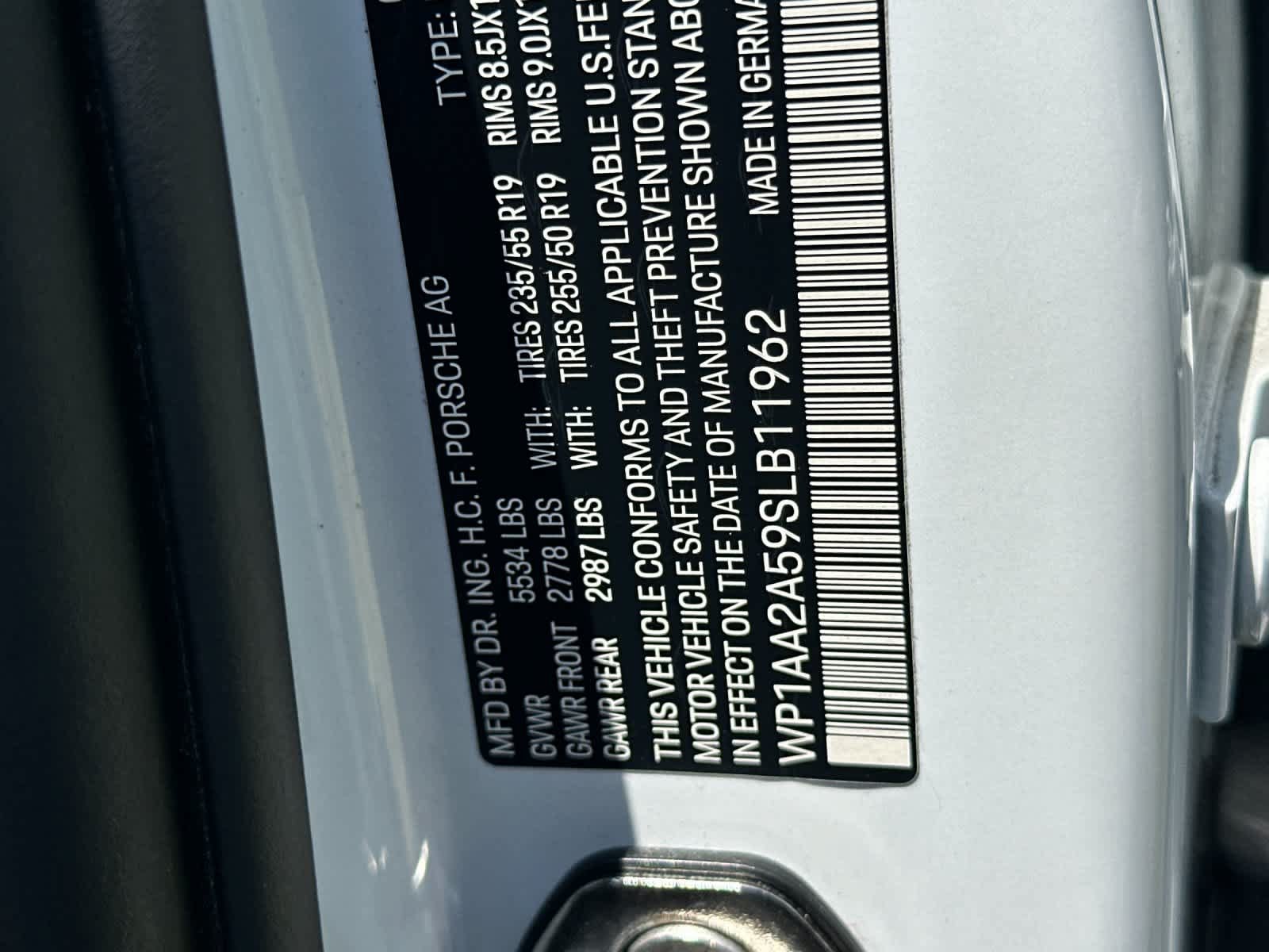 Certified 2025 Porsche Macan AWD/4WD image 32
