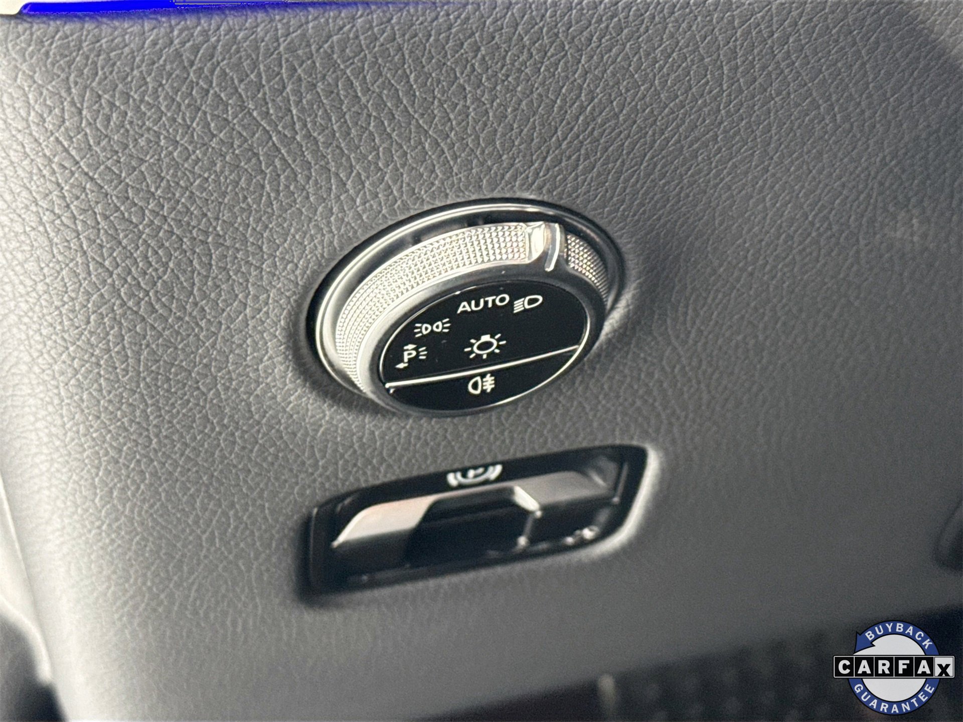 Used 2025 Mercedes-Benz GLC 350e 4MATIC image 11