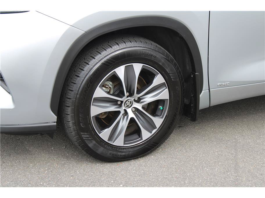 Used 2021 Toyota Highlander XLE AWD/4WD image 6