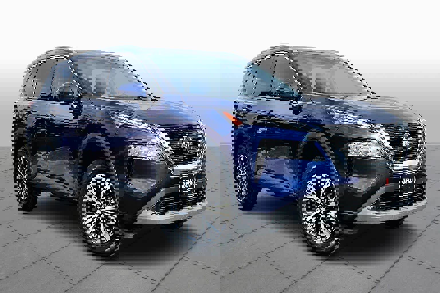 Used 2021 Nissan Rogue SV w/ Premium Package image 3