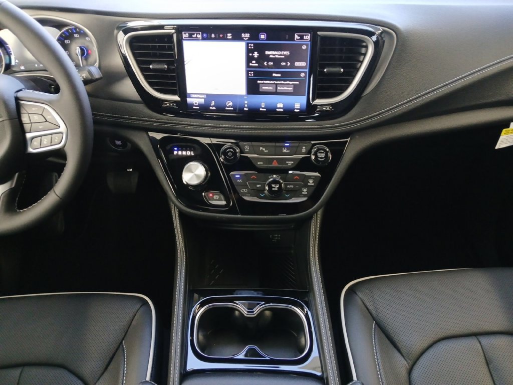 New 2027 Chrysler Pacifica Limited FWD image 3