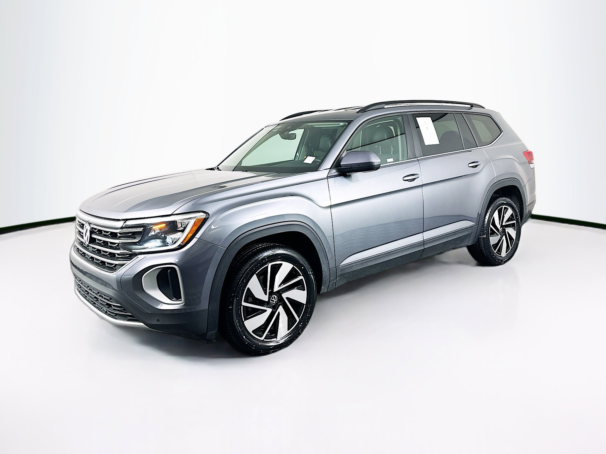 Used 2025 Volkswagen Atlas SE AWD/4WD image 3