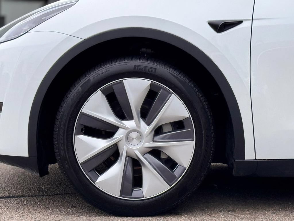 Used 2024 Tesla Model Y Long Range AWD/4WD image 11