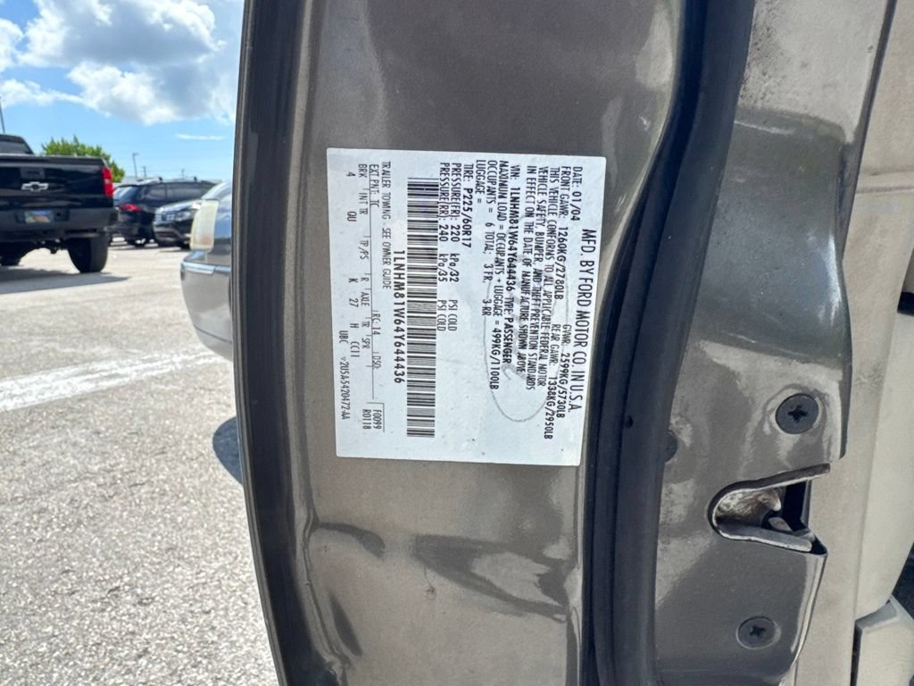 Used 2004 Lincoln Town Car Signature RWD image 14