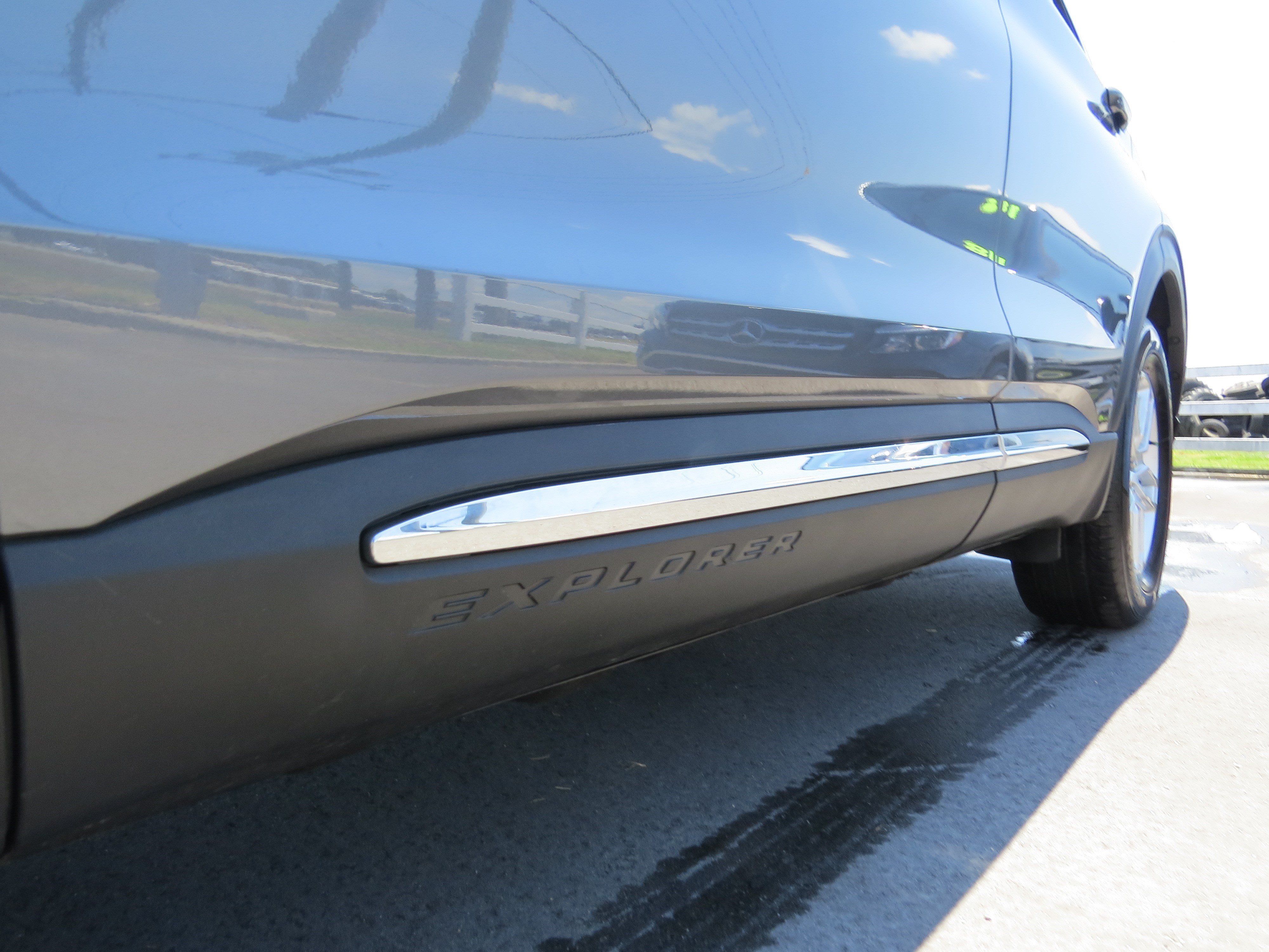 Used 2025 Ford Explorer Active RWD image 11