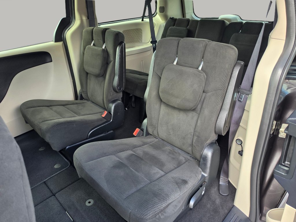 Used 2016 Dodge Grand Caravan SE FWD image 25