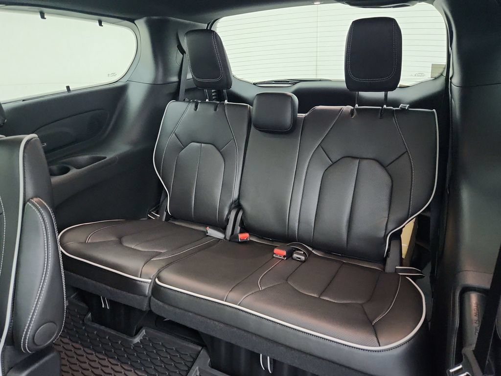 New 2027 Chrysler Pacifica Limited AWD/4WD image 31