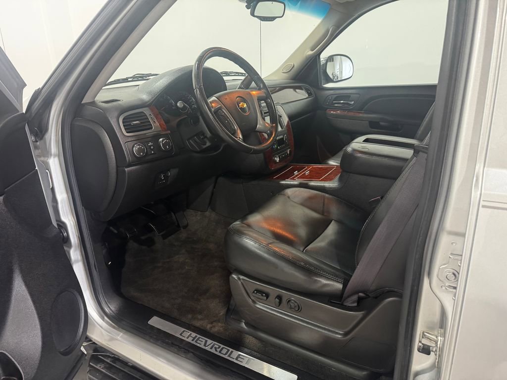 Used 2011 Chevrolet Avalanche LTZ AWD/4WD image 16