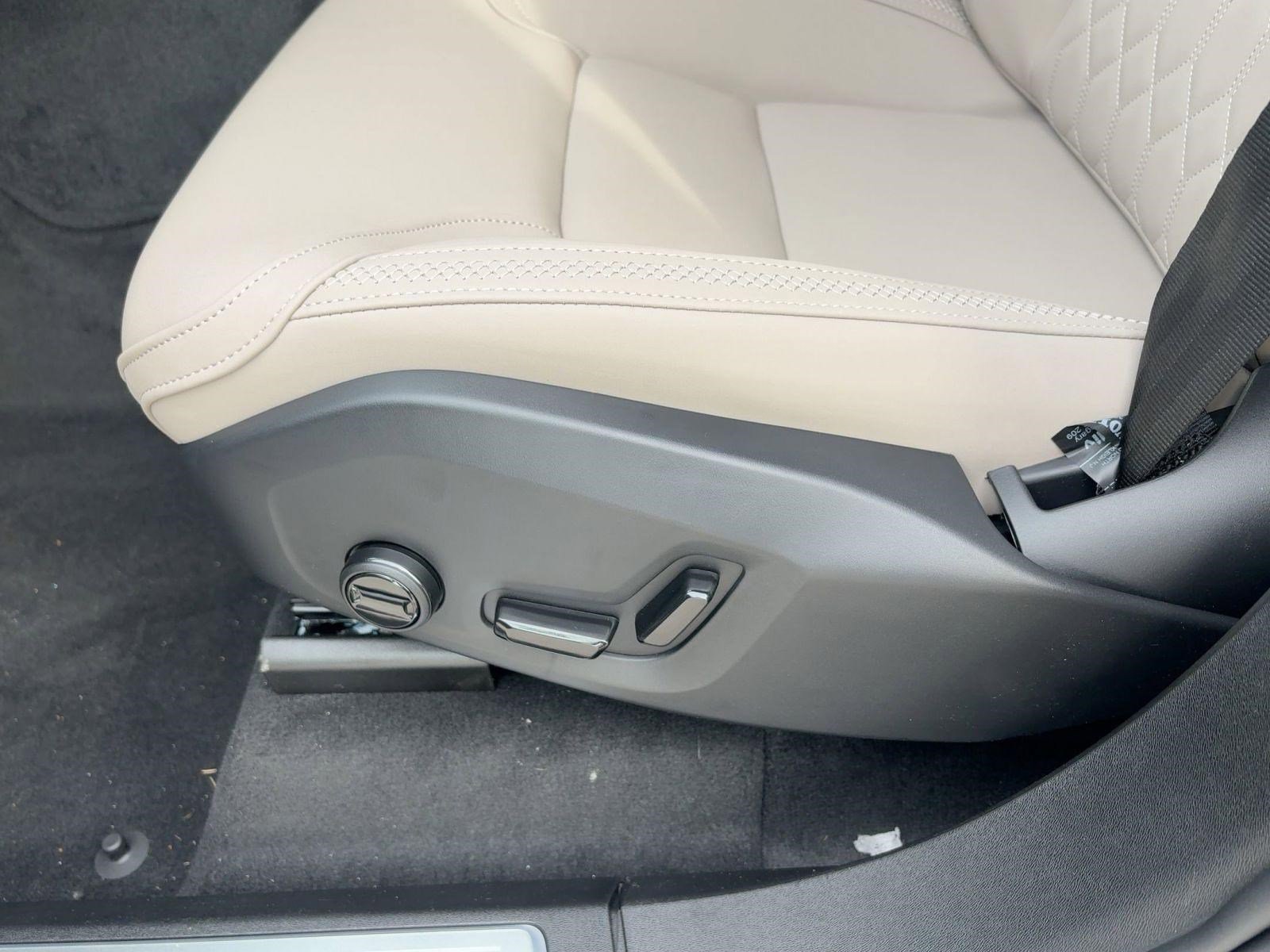 New 2026 Volvo XC90 T8 Plus w/ Protection Package Premier image 14