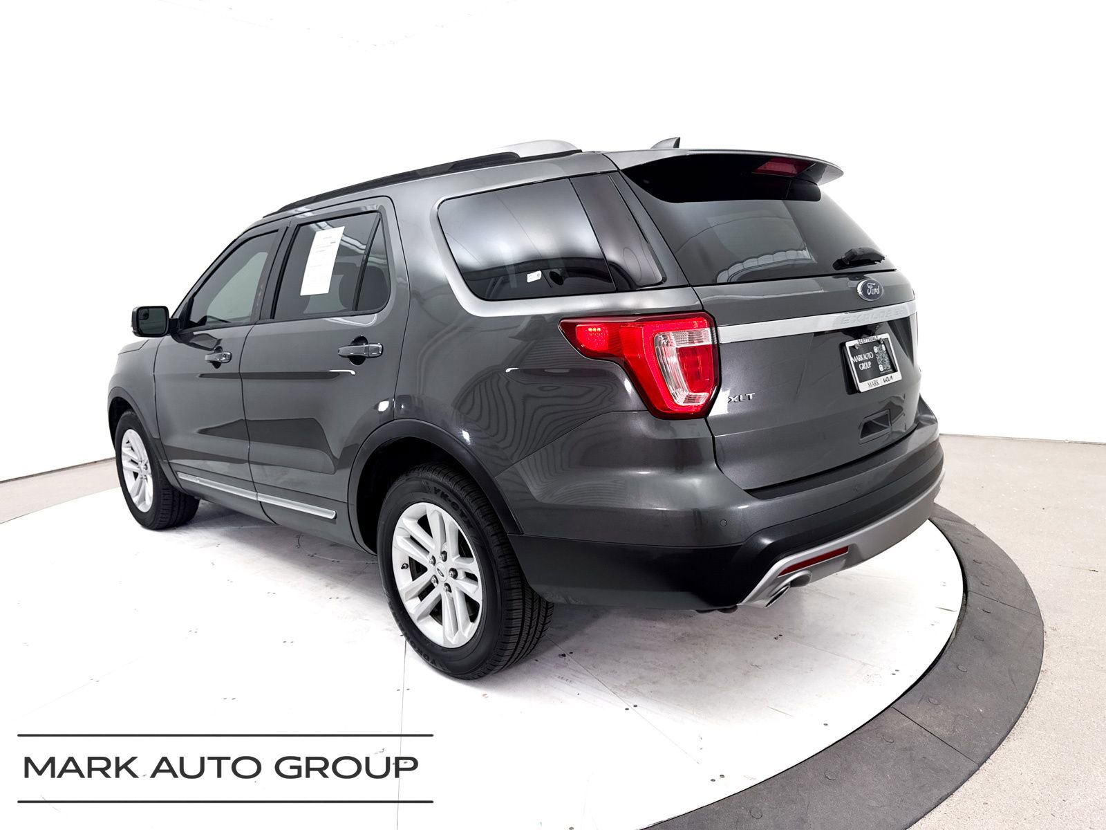 Used 2017 Ford Explorer XLT w/ Equipment Group 201A FWD image 11