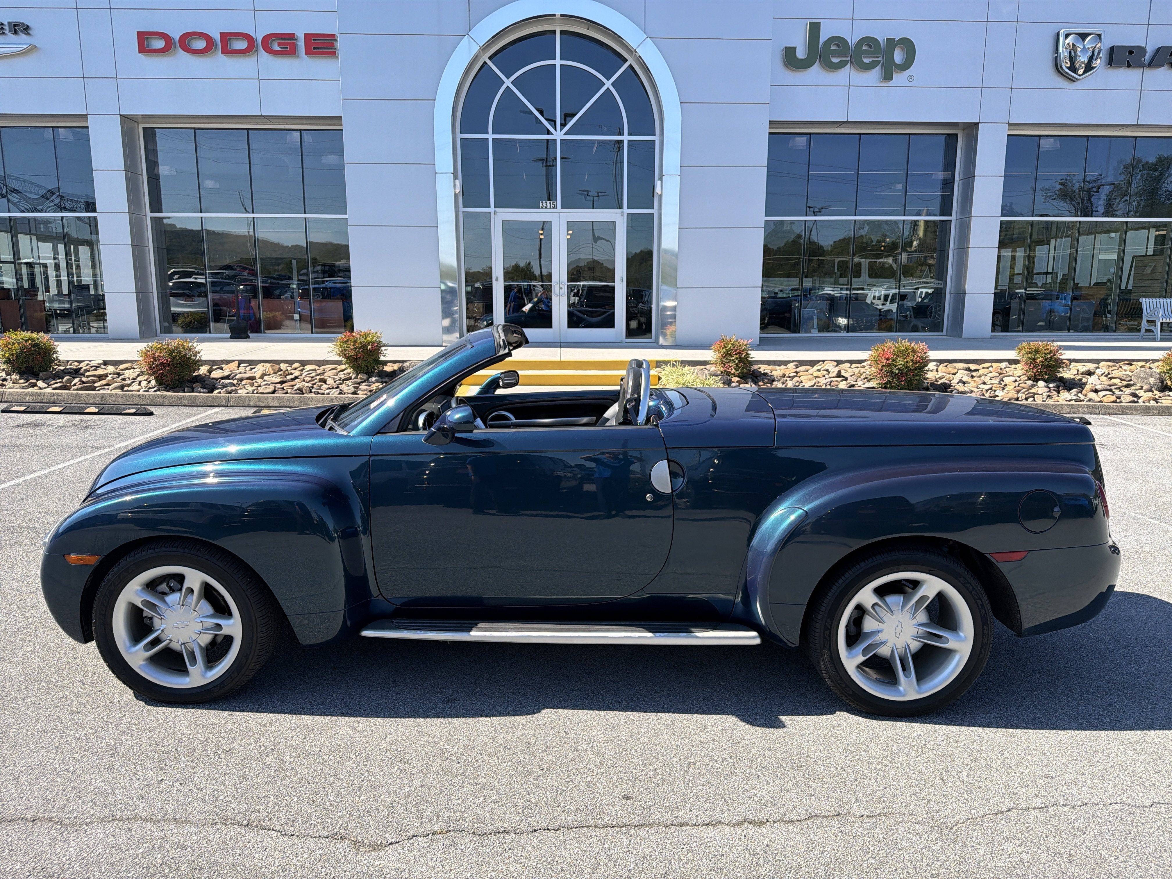 Used 2005 Chevrolet SSR w/ Preferred Equipment Group RWD image 19