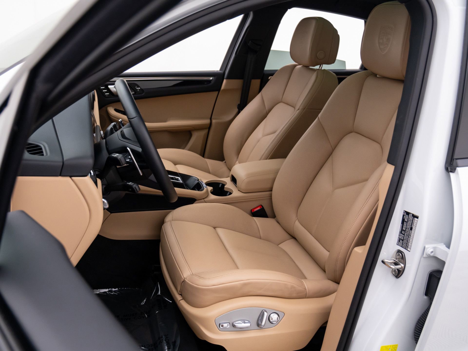 Certified 2025 Porsche Macan image 5