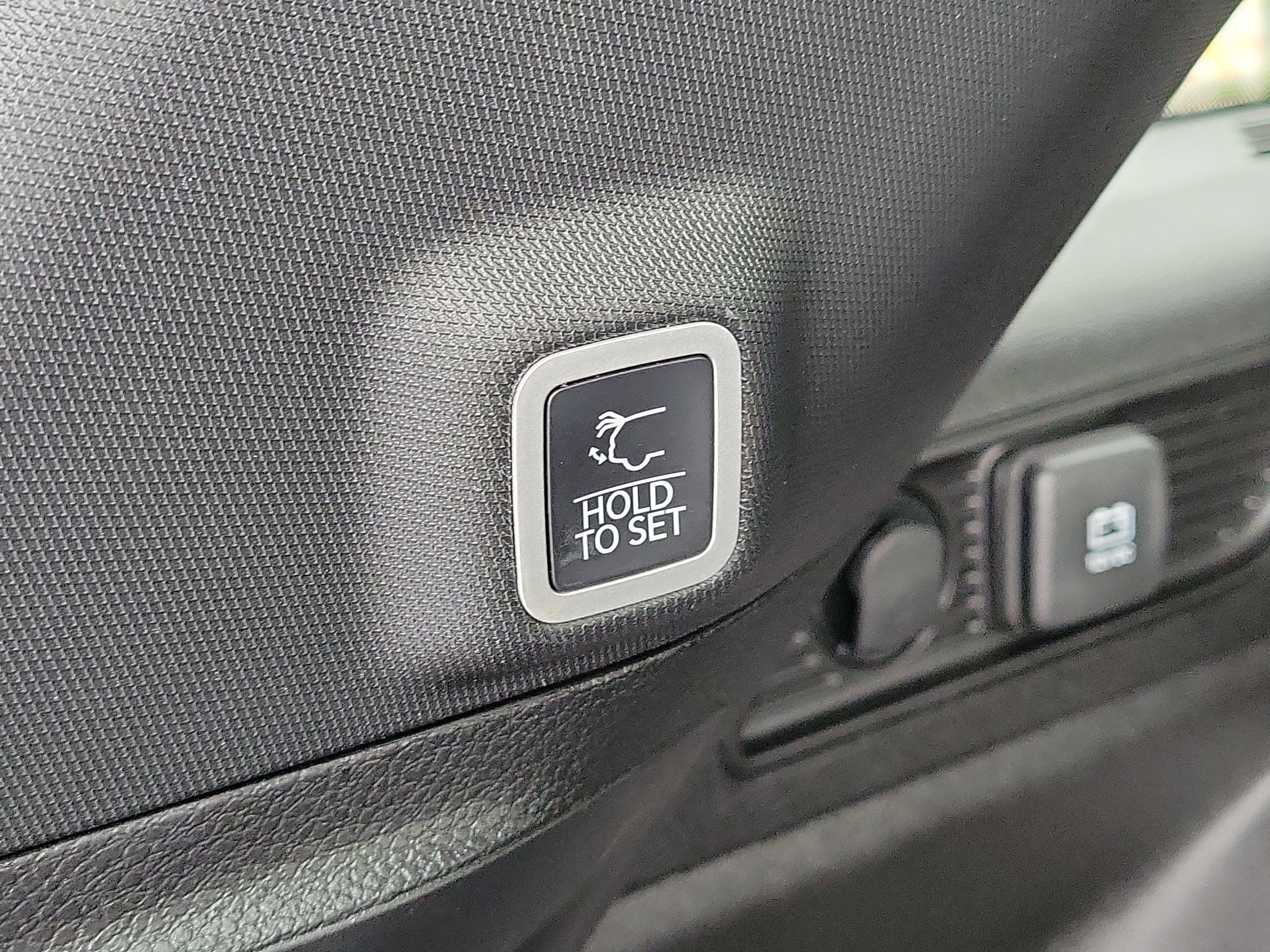 Used 2025 Jeep Grand Cherokee Limited RWD image 9