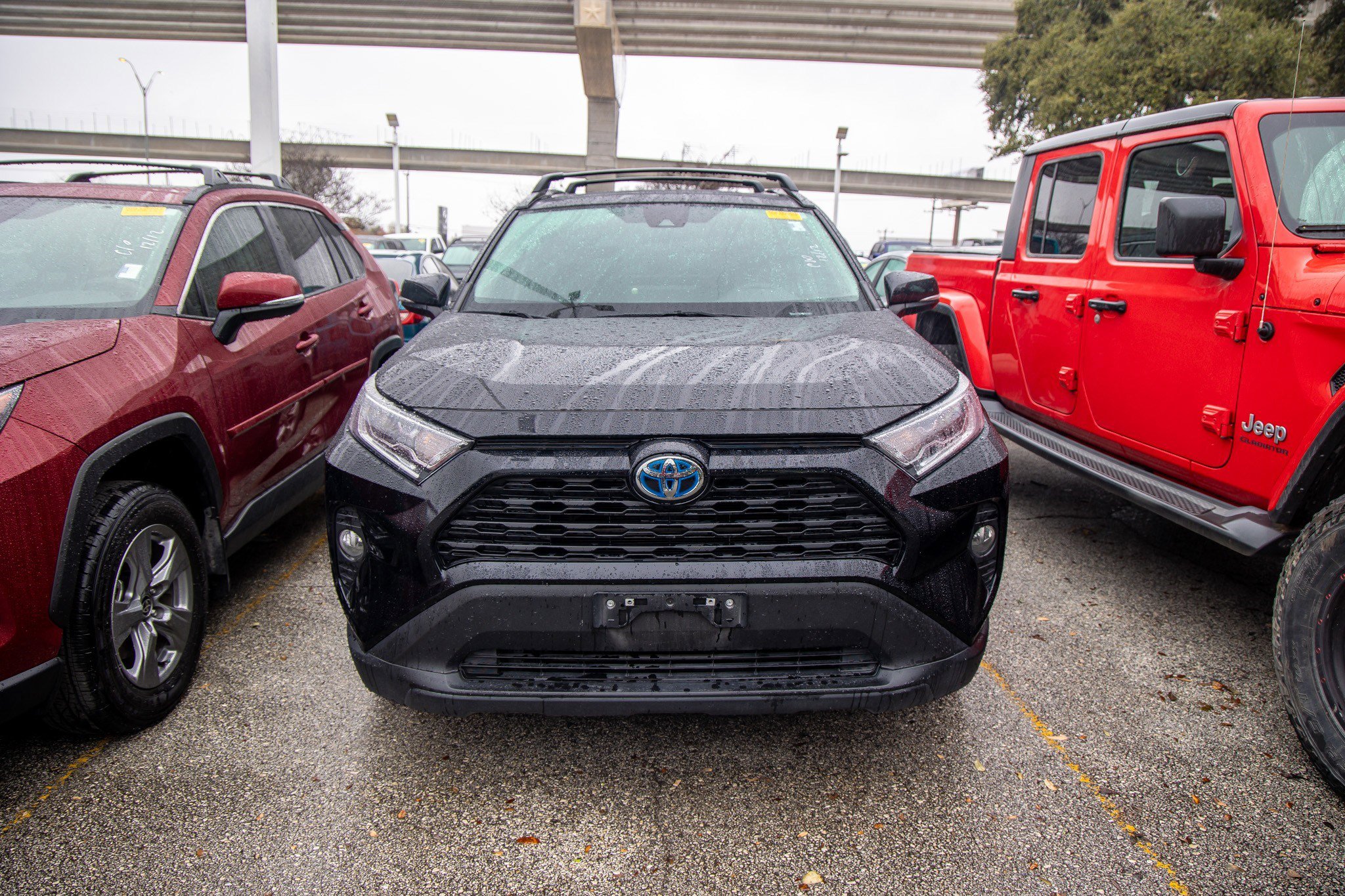 Used 2021 Toyota RAV4 XLE image 4