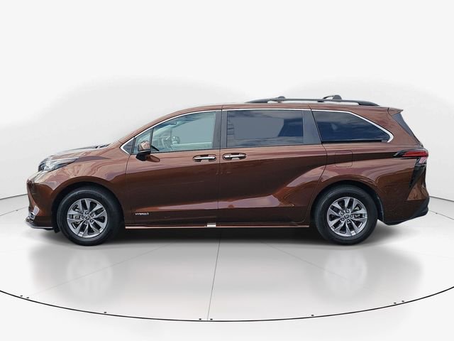 Used 2021 Toyota Sienna XLE image 4