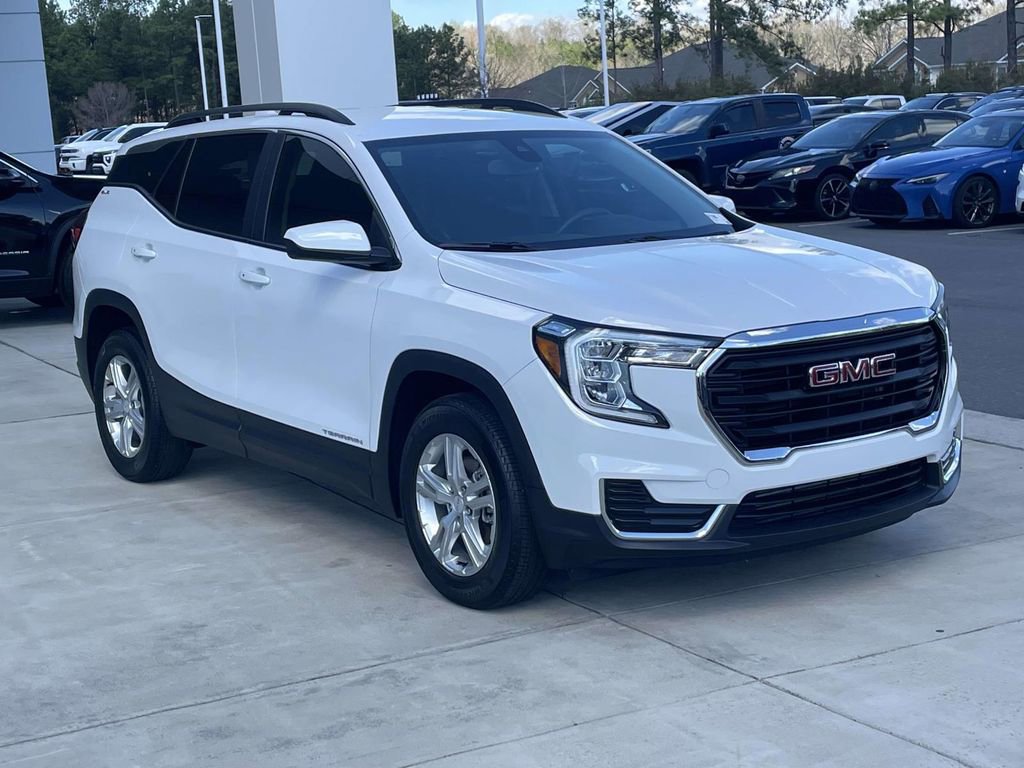 Used 2022 GMC Terrain SLE w/ Driver Convenience Package image 4