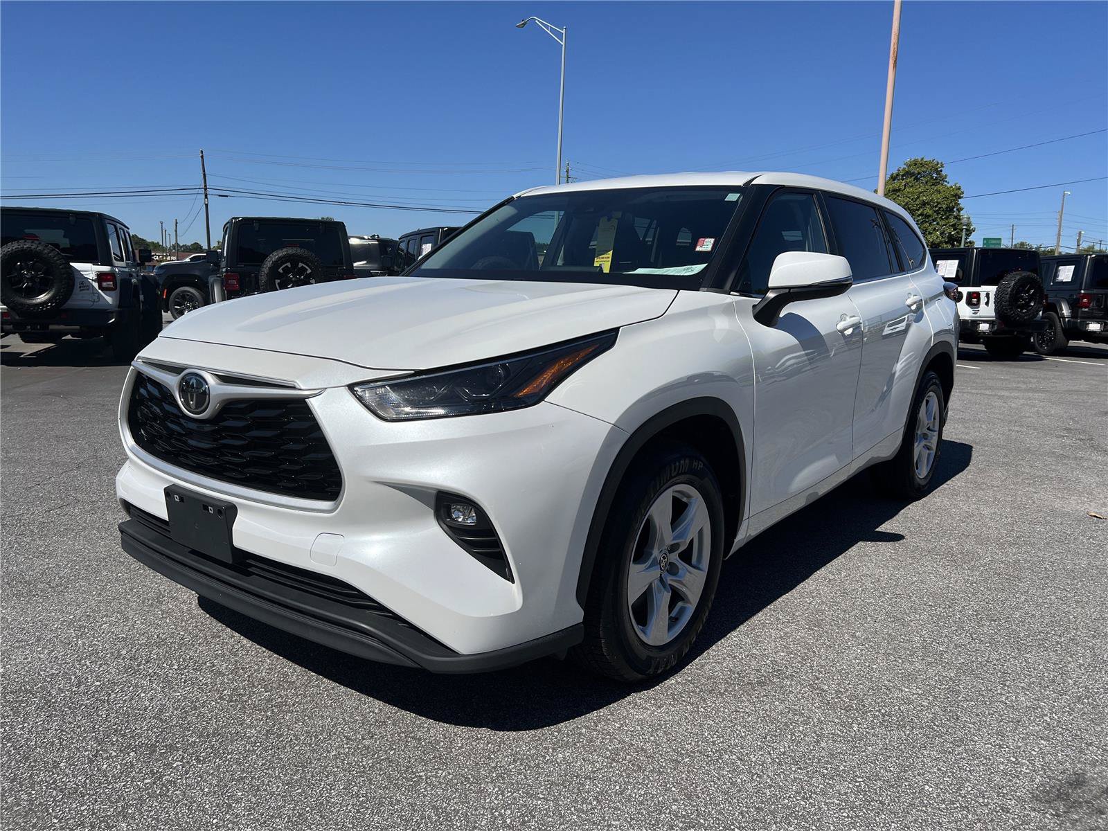 Used 2023 Toyota Highlander LE FWD image 2