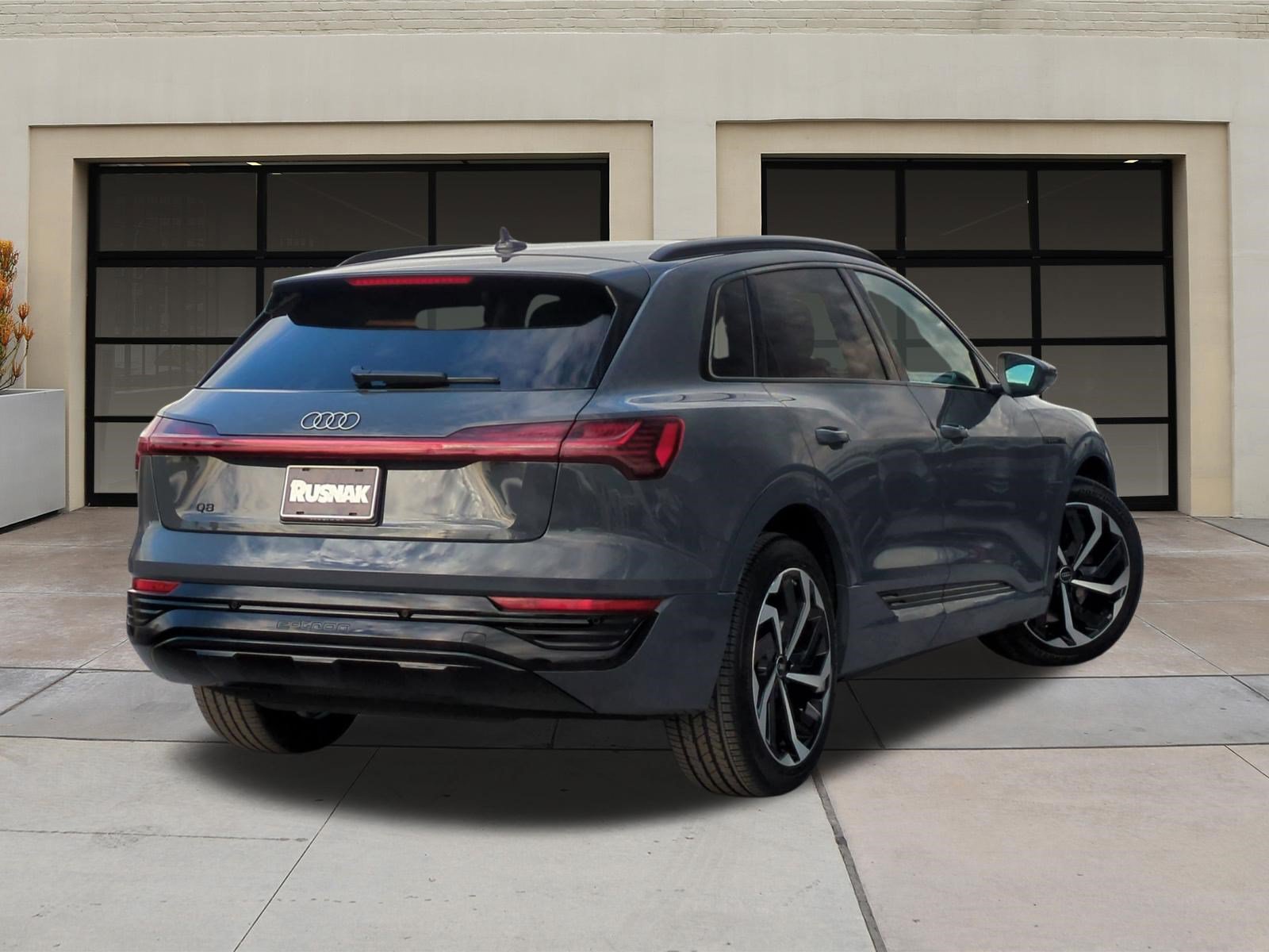 Used 2024 Audi Q8 e-tron Premium Plus AWD/4WD image 4
