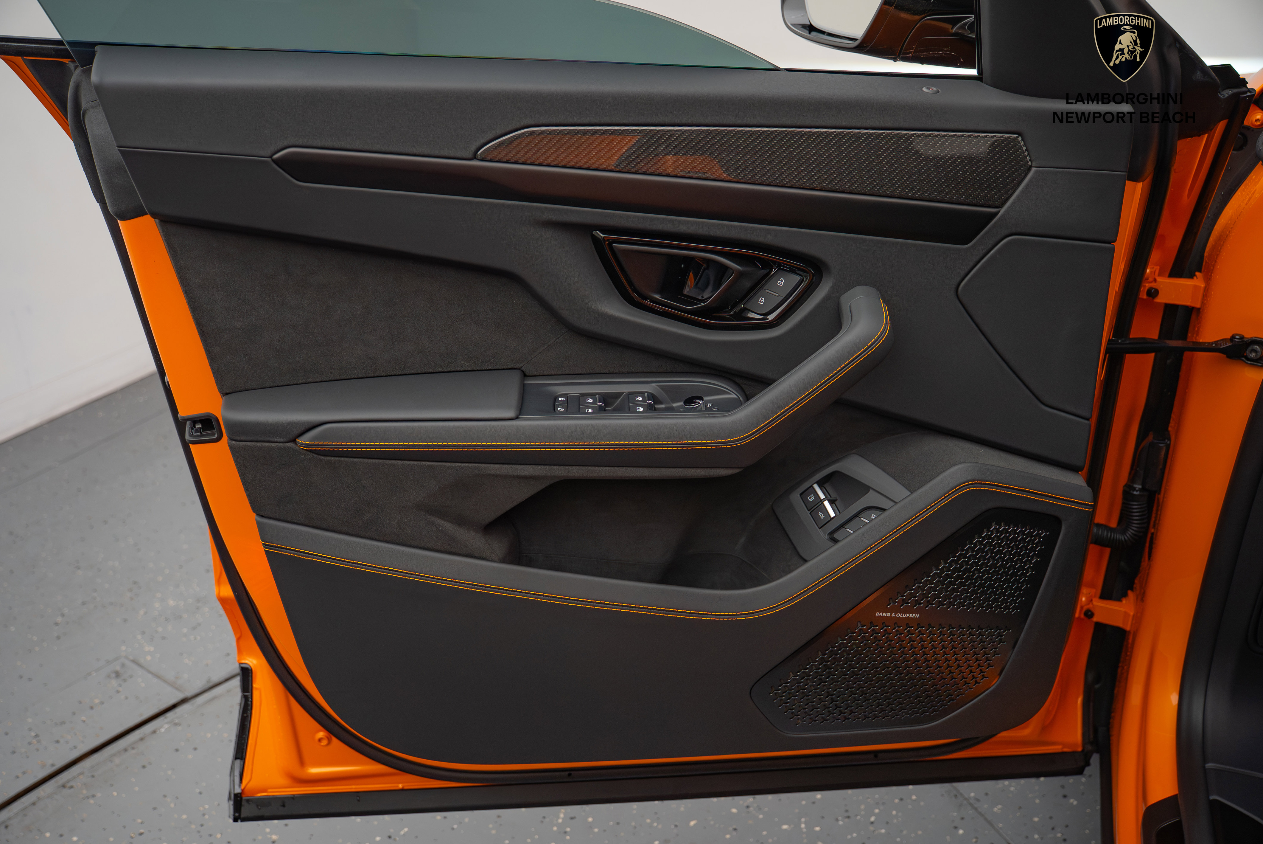 Used 2025 Lamborghini Urus SE AWD/4WD image 37