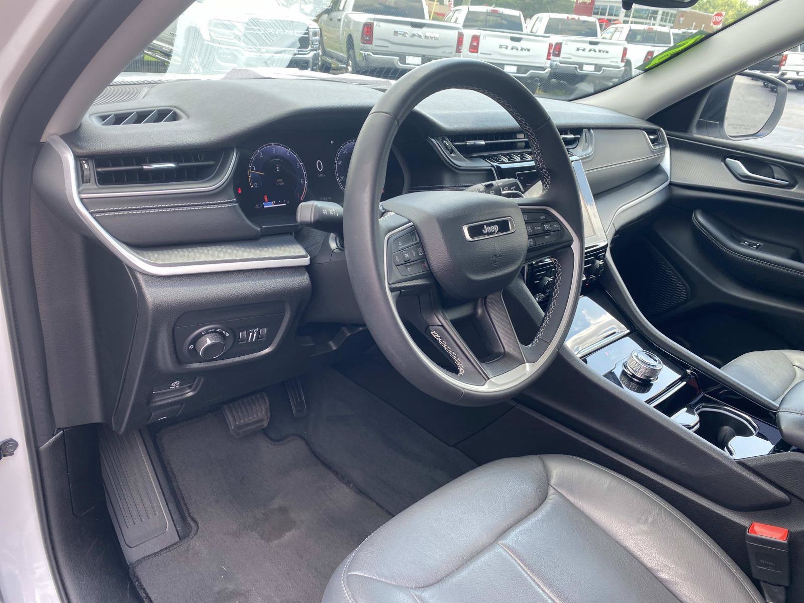 Used 2023 Jeep Grand Cherokee Laredo AWD/4WD image 25