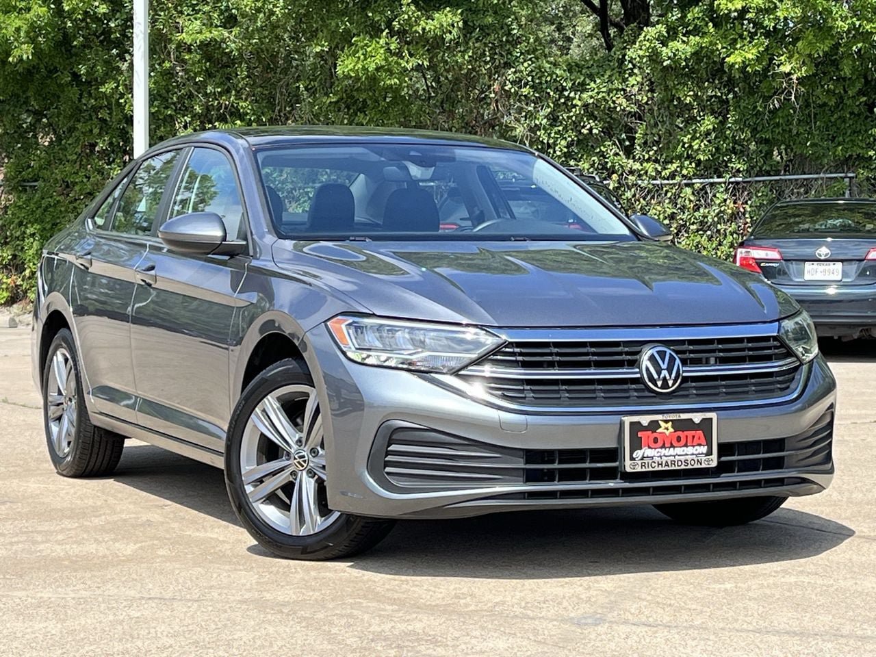 Used 2024 Volkswagen Jetta SE FWD image 2