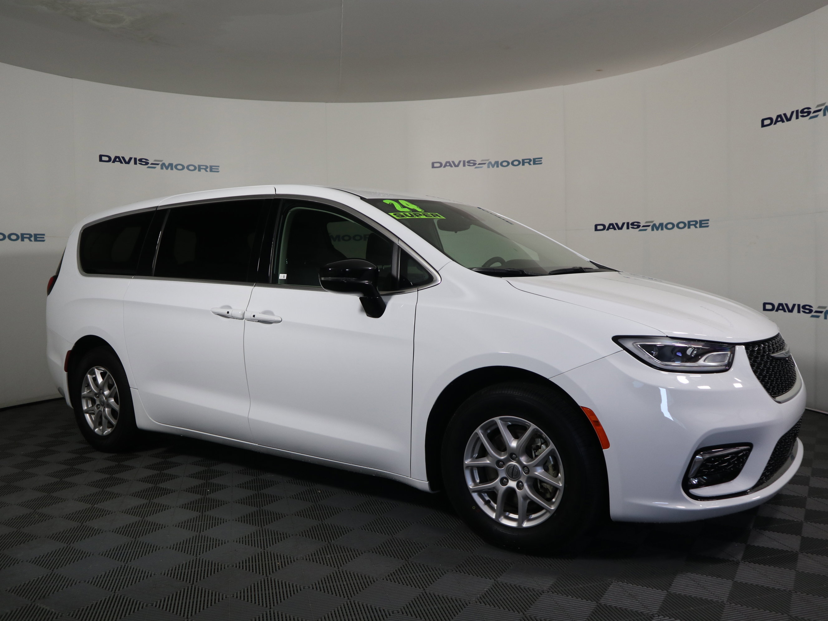 Used 2024 Chrysler Pacifica Touring-L FWD image 4