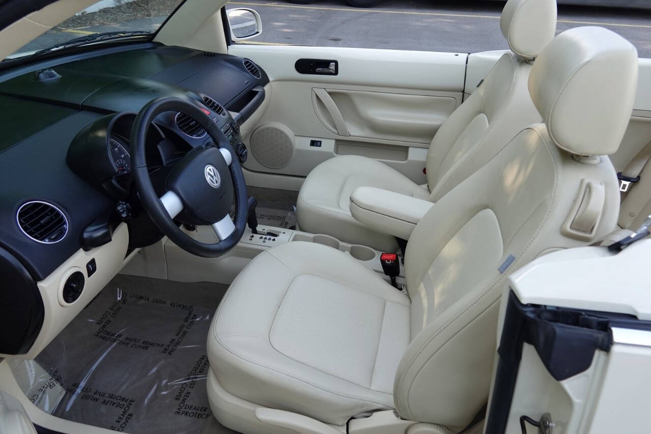 Used 2008 Volkswagen Beetle SE FWD image 5