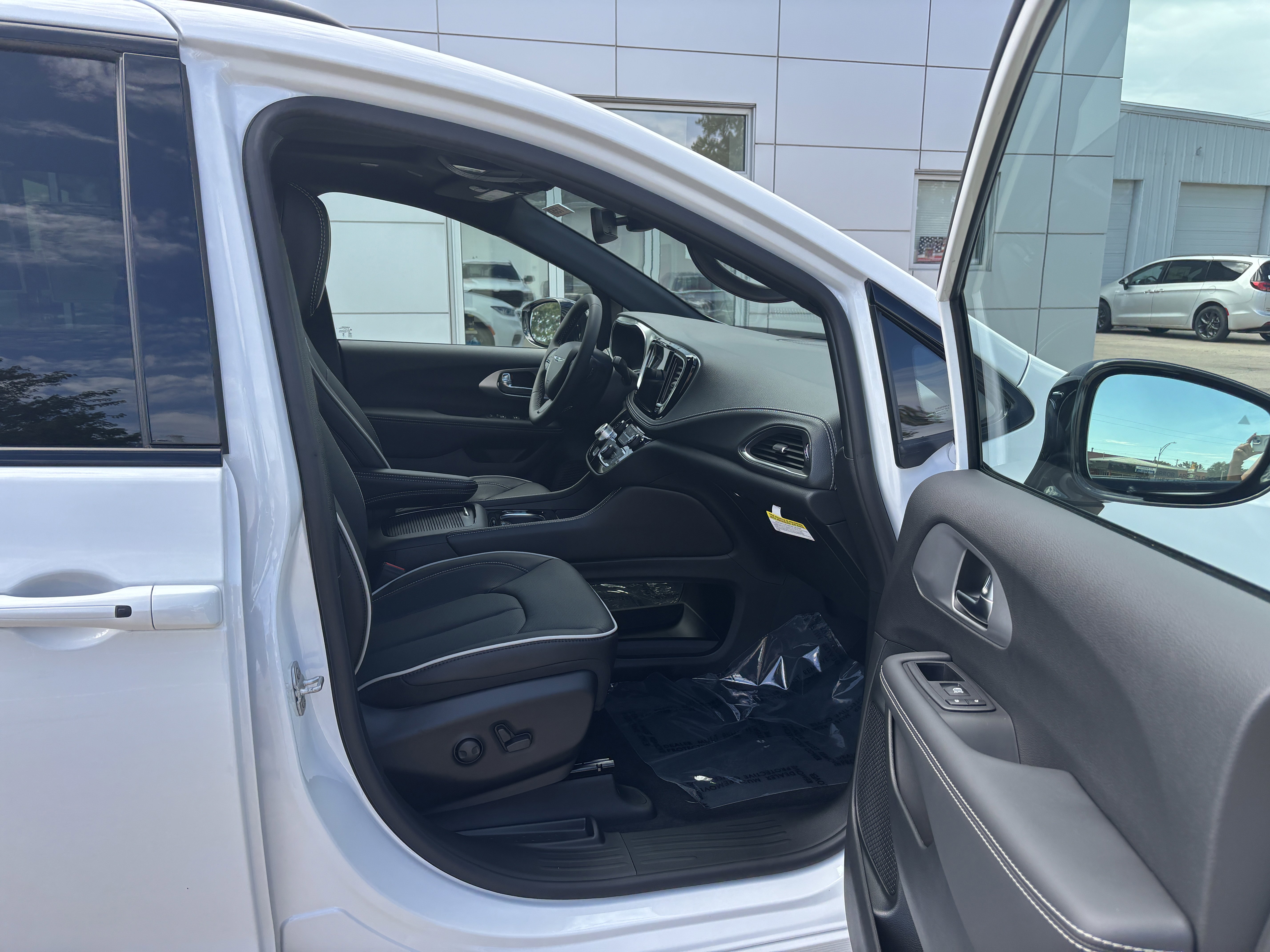 New 2026 Chrysler Pacifica Limited w/ S Appearance Package image 18
