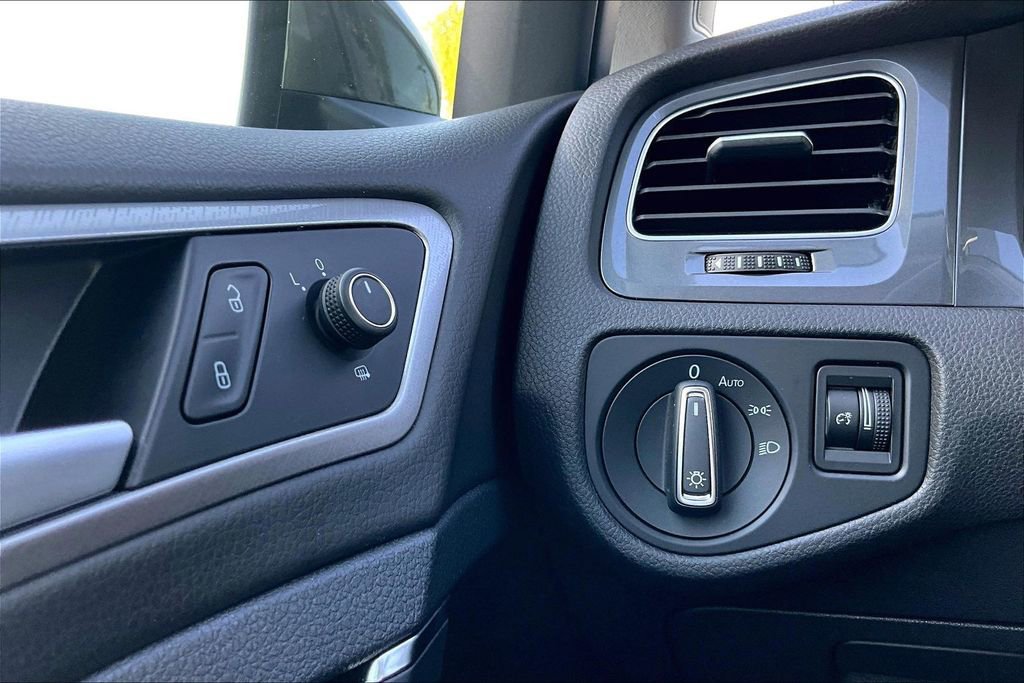 Used 2015 Volkswagen e-Golf SEL Premium FWD image 15