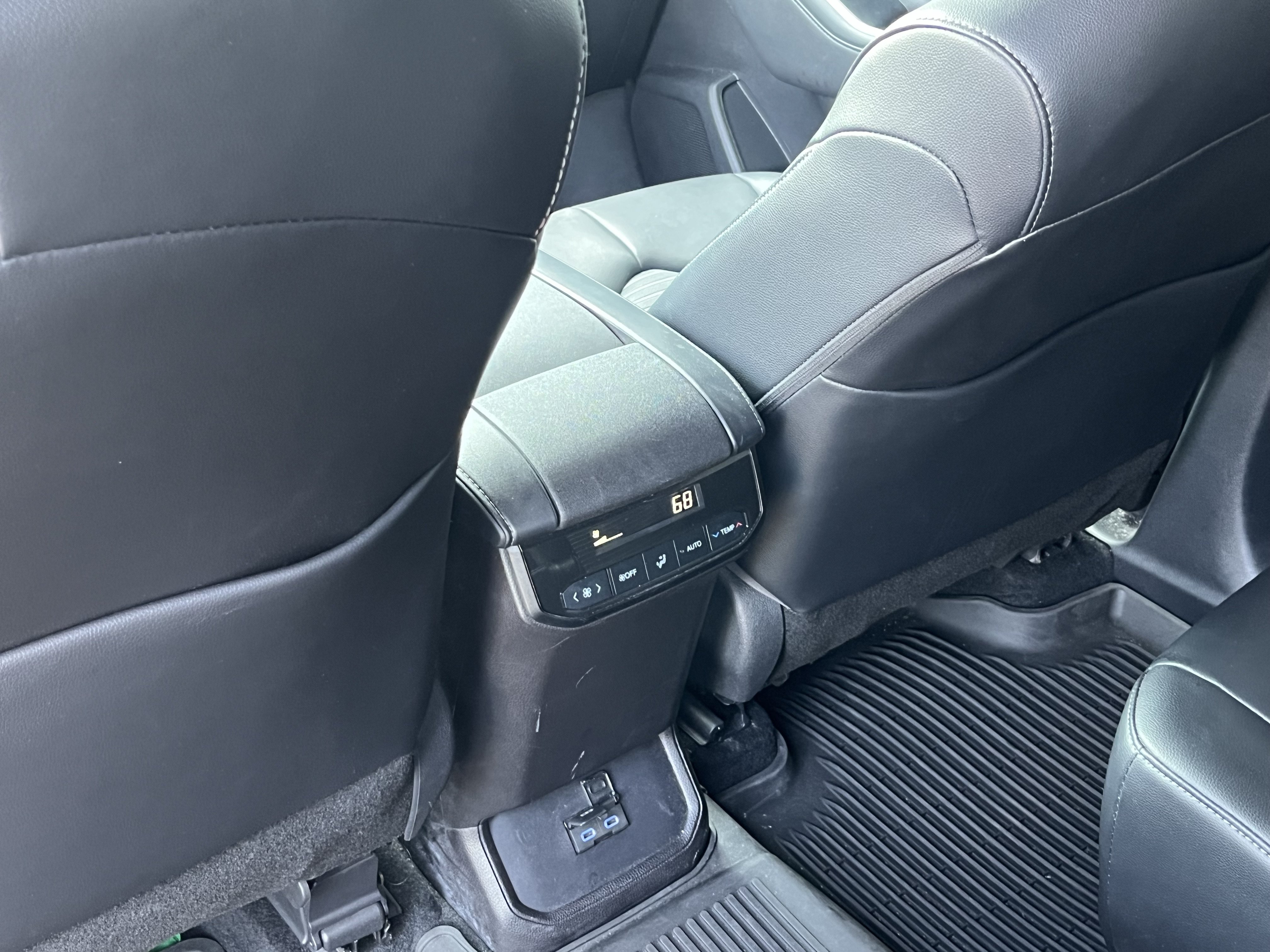 Used 2022 Toyota Highlander XSE FWD image 31