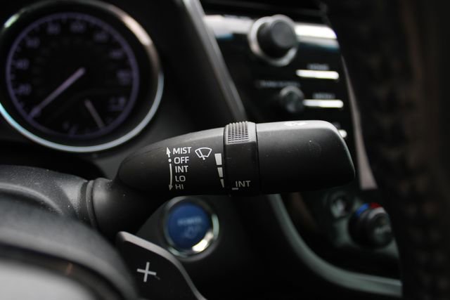 Used 2019 Toyota Camry SE w/ Sunroof Package image 10